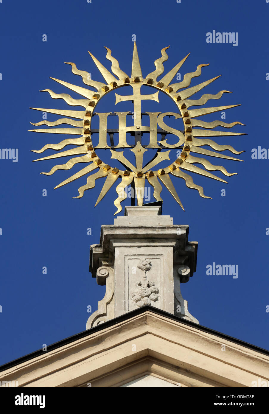IHS-Zeichen auf barocke Jesuitenkirche. Die Kirche wurde zwischen 1623 und 1627 gebaut. in Wien, Österreich am 10. Oktober 2014. Stockfoto