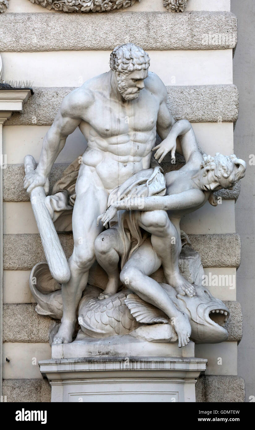 Herkules-Statue in der Royal Palace Hofburg in Wien, Österreich am 10.  Oktober 2014 Stockfotografie - Alamy