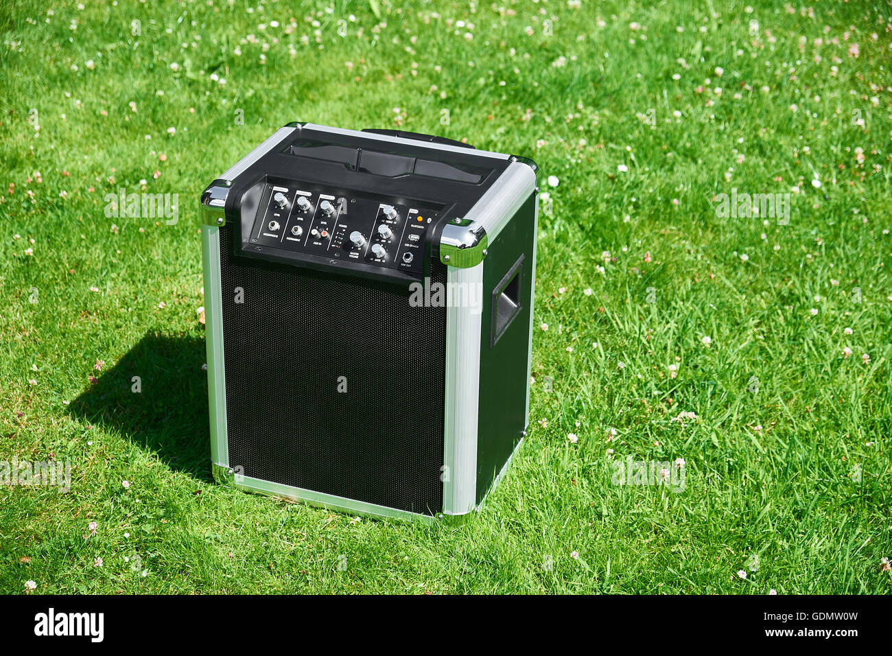 Schnurloses transportable Festival Musik-Player auf einem Rasen in einem park Stockfoto