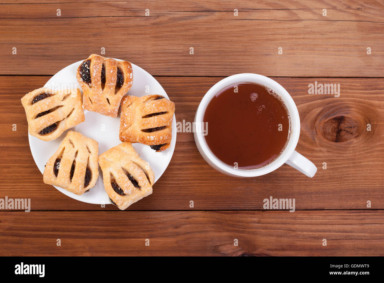 Tee und Cookies auf einem Holztisch. Stockfoto