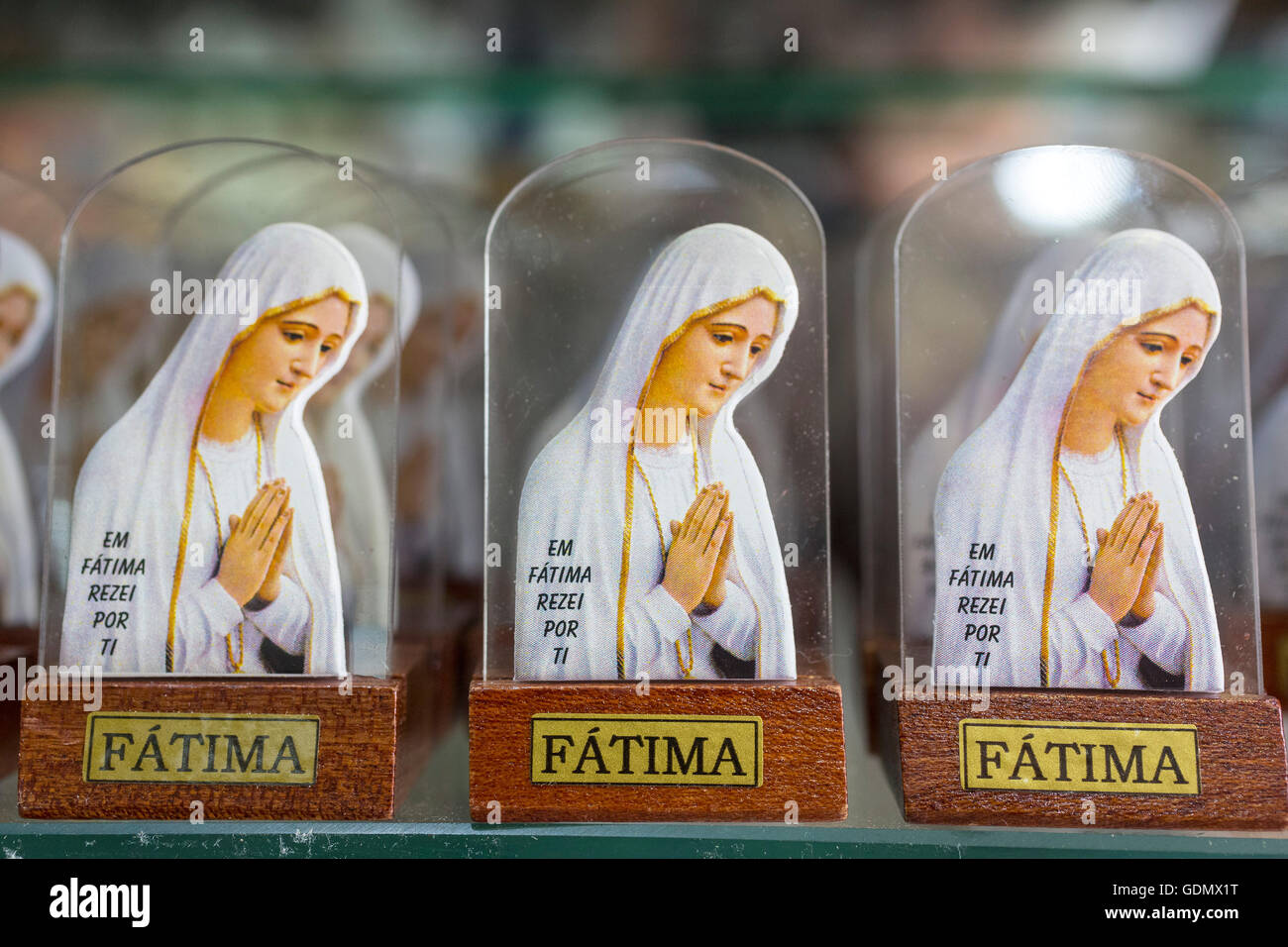 Madonna Figuren mit Krone, religiösen Kitsch, Fátima, Santarem, Portugal, Europa, Reisen, Reise-Fotografie Stockfoto