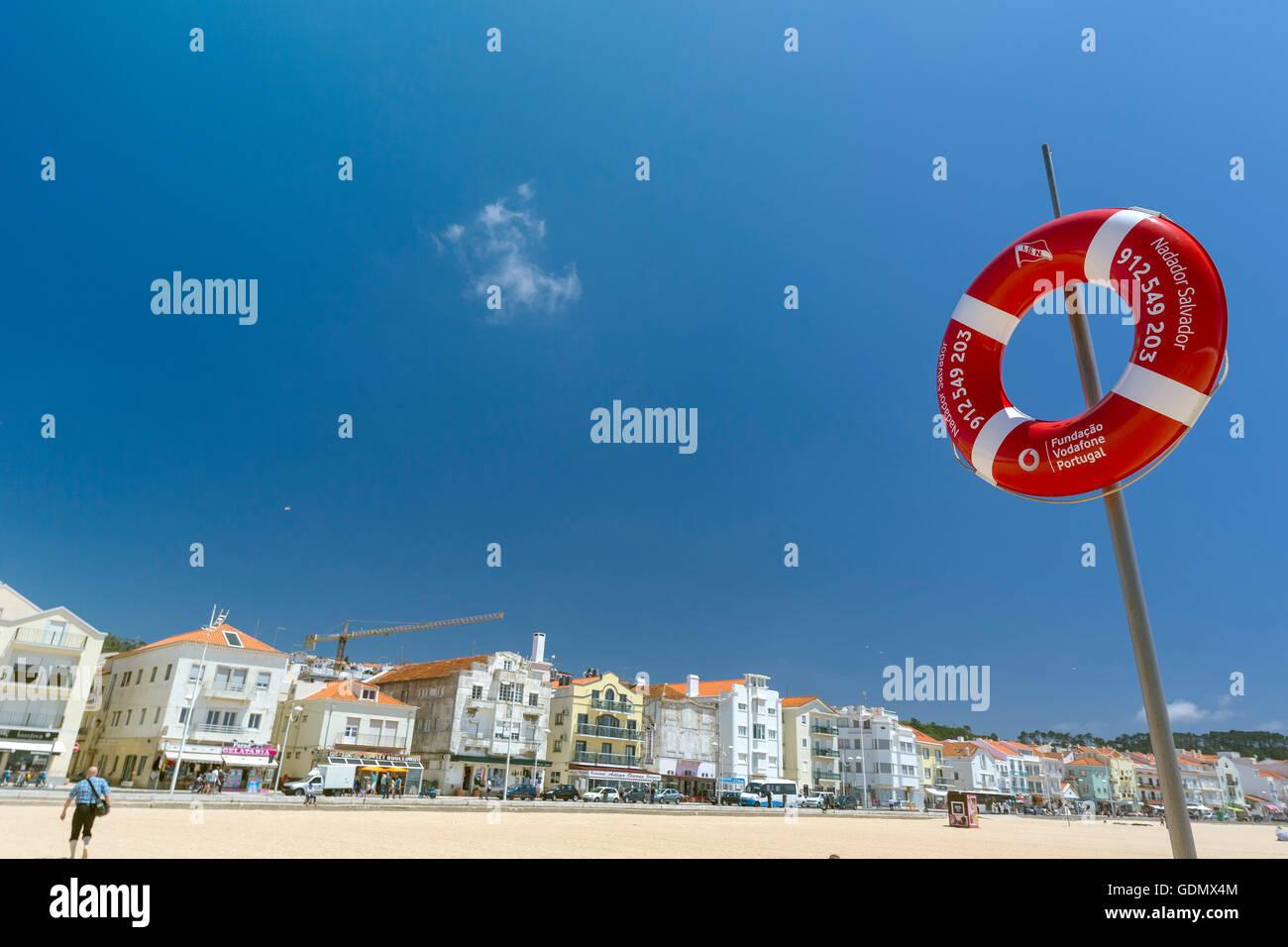 Rettungsring am Atlantik Strand von Nazare, blauer Himmel, Promenade, Nazaré, Distrikt Leiria, Portugal, Europa, Reisen, Stockfoto