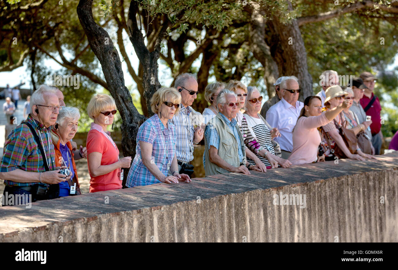 Reisegruppe auf das Castelo de São Jorge in Lissabon, Lissabon, Distrikt Lissabon, Portugal, Europa, Reise Reise-Fotografie Stockfoto