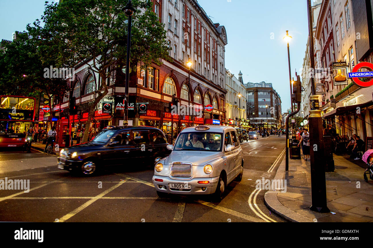 Taxis im West End bei Nacht-London-UK Stockfoto