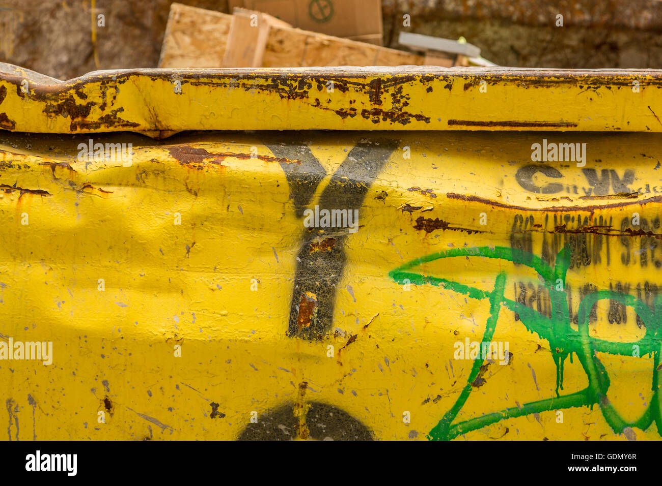 Detail eines alten verprügelt Müllcontainer auf einer Straße in NYC Stockfoto