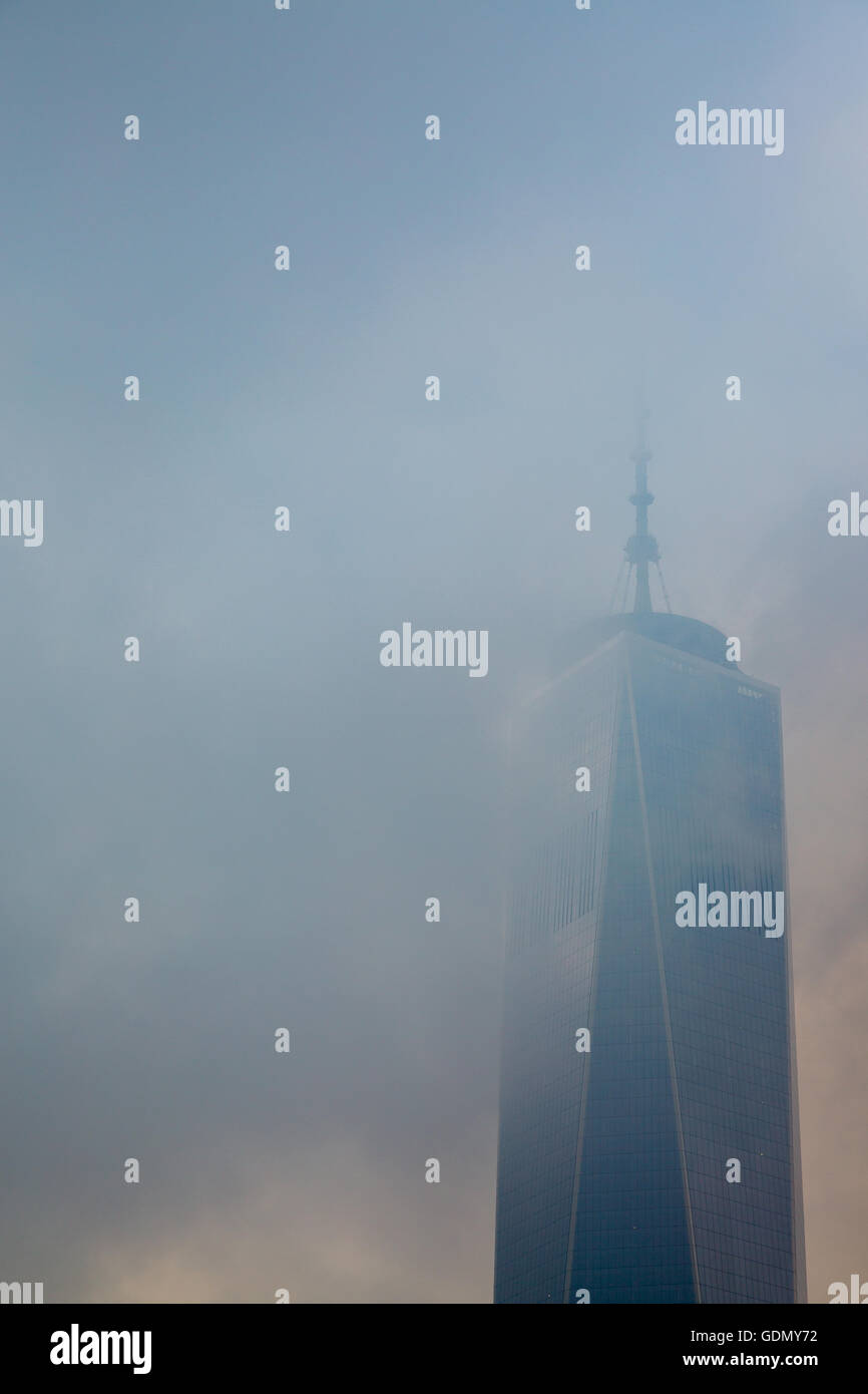 Freiheitsturm in den Wolken in lower Manhattan Stockfoto