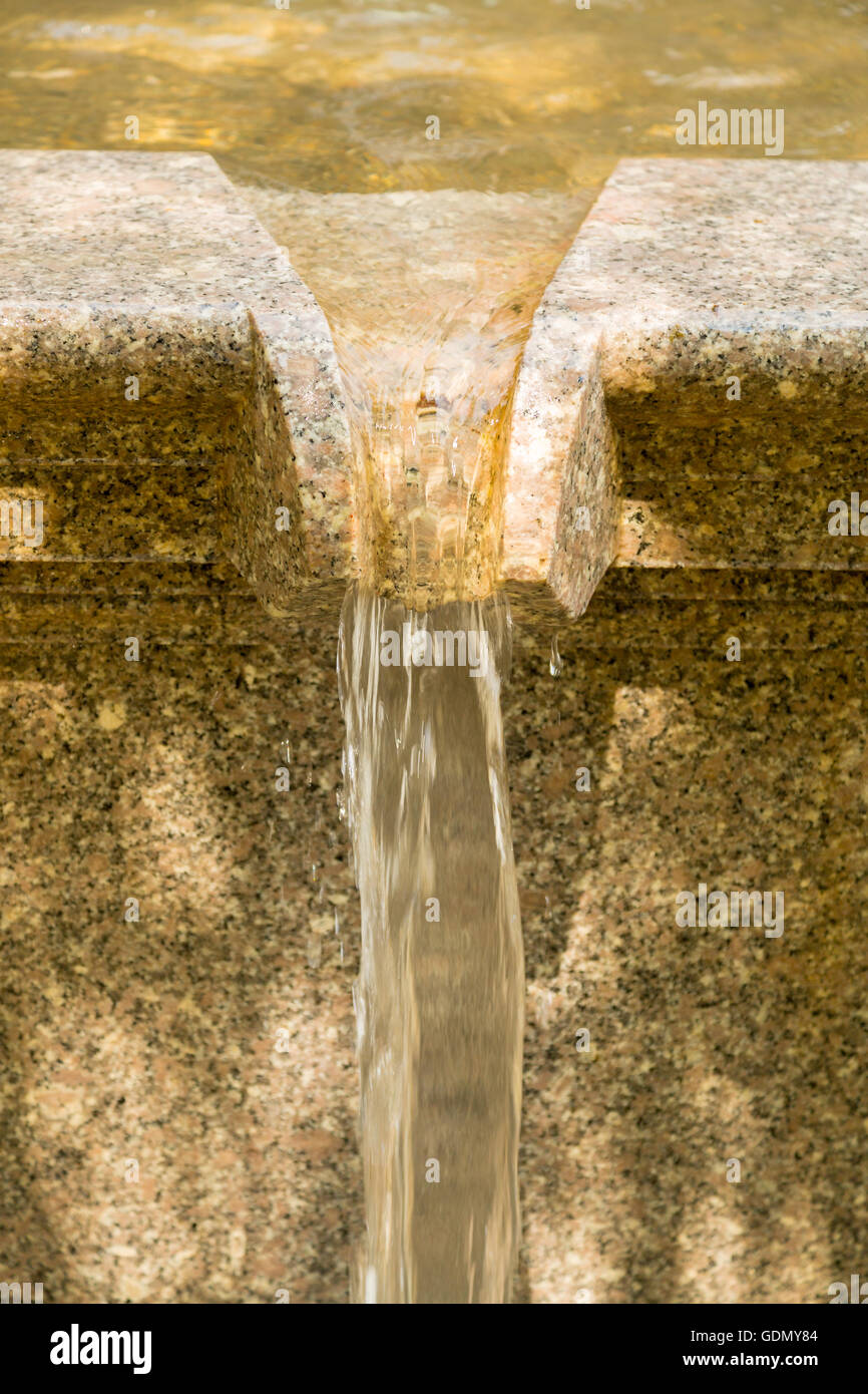 Detail-Bild von einem NYC öffentlichen Brunnen mit fließendem Wasser Stockfoto