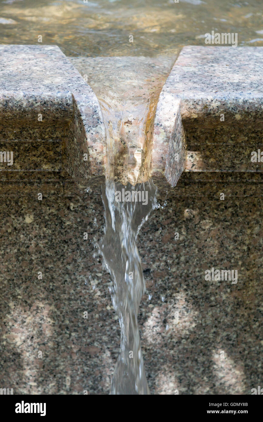 Detail-Bild von einem NYC öffentlichen Brunnen mit fließendem Wasser Stockfoto