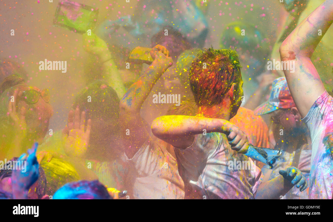 Menschen feiern, während die Farbe werfen auf das Holi-Fest der Farben in Barcelona, Spanien. Stockfoto