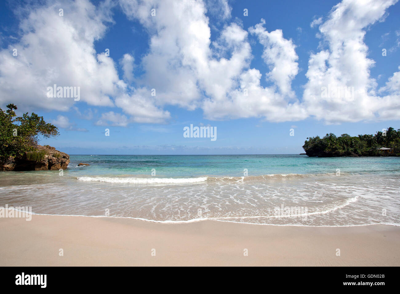 Türkisfarbene Meer am wunderschönen Strand von Playa Maguana in Baracoa, Provinz Guantánamo, Kuba Stockfoto