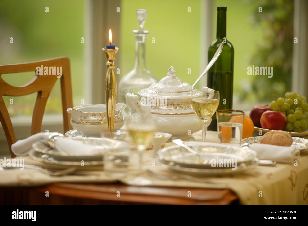 Stilleben, gedeckter Tisch Stockfotografie Alamy Stilleben, gedeckter Tisch Stockfotografie Alamy