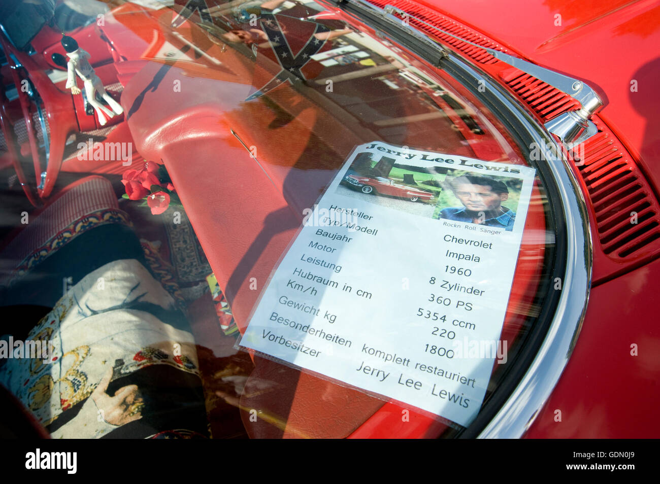 Detail von einem roten Cadillac Impala mit einer Kündigungsfrist mit Details über das Auto und der Vorbesitzer, Jerry, Europäische Elvis Stockfoto