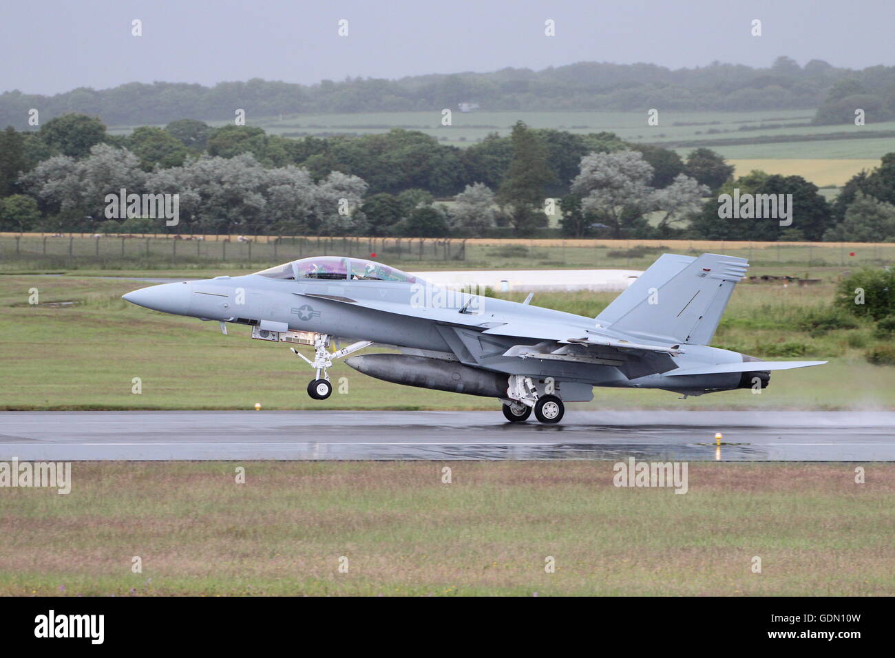 168930, eine Boeing F/A-18F Super Hornet von der United States Navy, Etappen durch Prestwick unterwegs für die Anzeige in Farnborough. Stockfoto