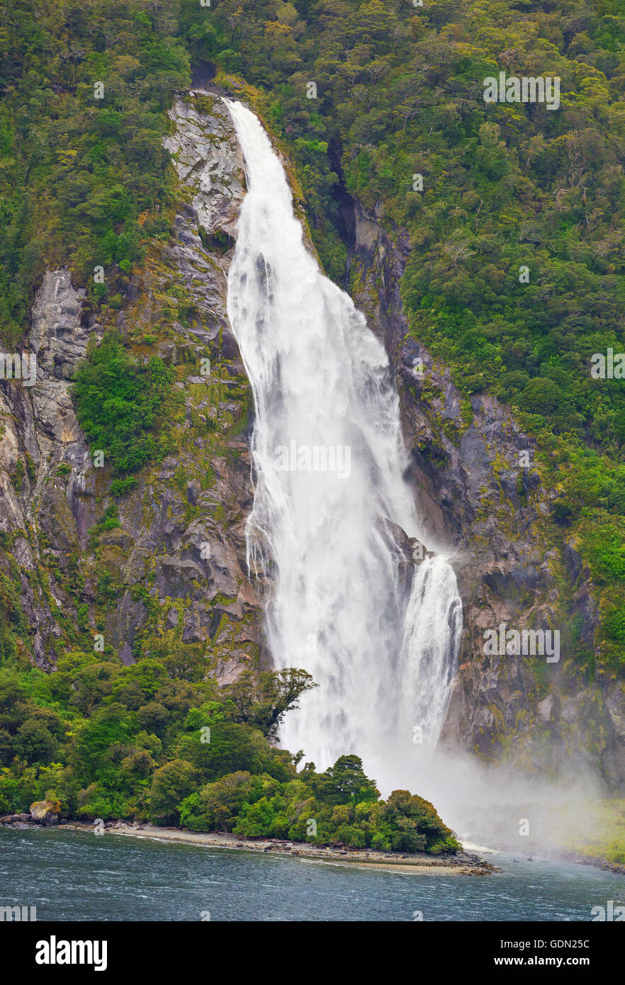 Wasserfall von Milford Sound Fjord, Fiordland-Nationalpark, New Zealand, Wind und Wetter Stockfoto