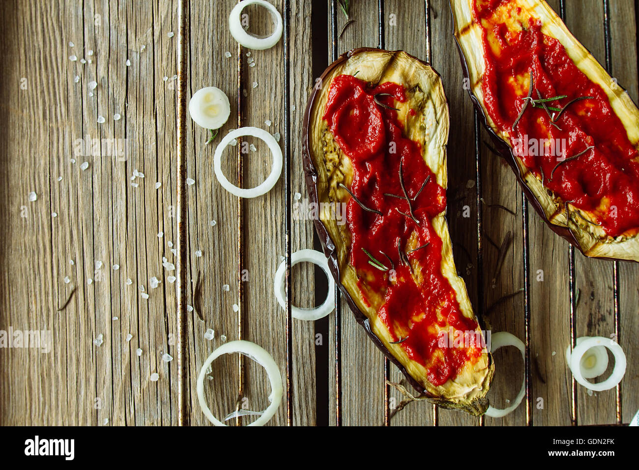 Gegrillte Auberginen mit Tomaten Sauce Kopie Raum selektiven Fokus Stockfoto