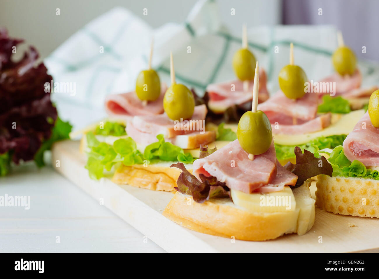 Canapés mit Schinken, Käse und Salat selektiven Fokus Stockfoto