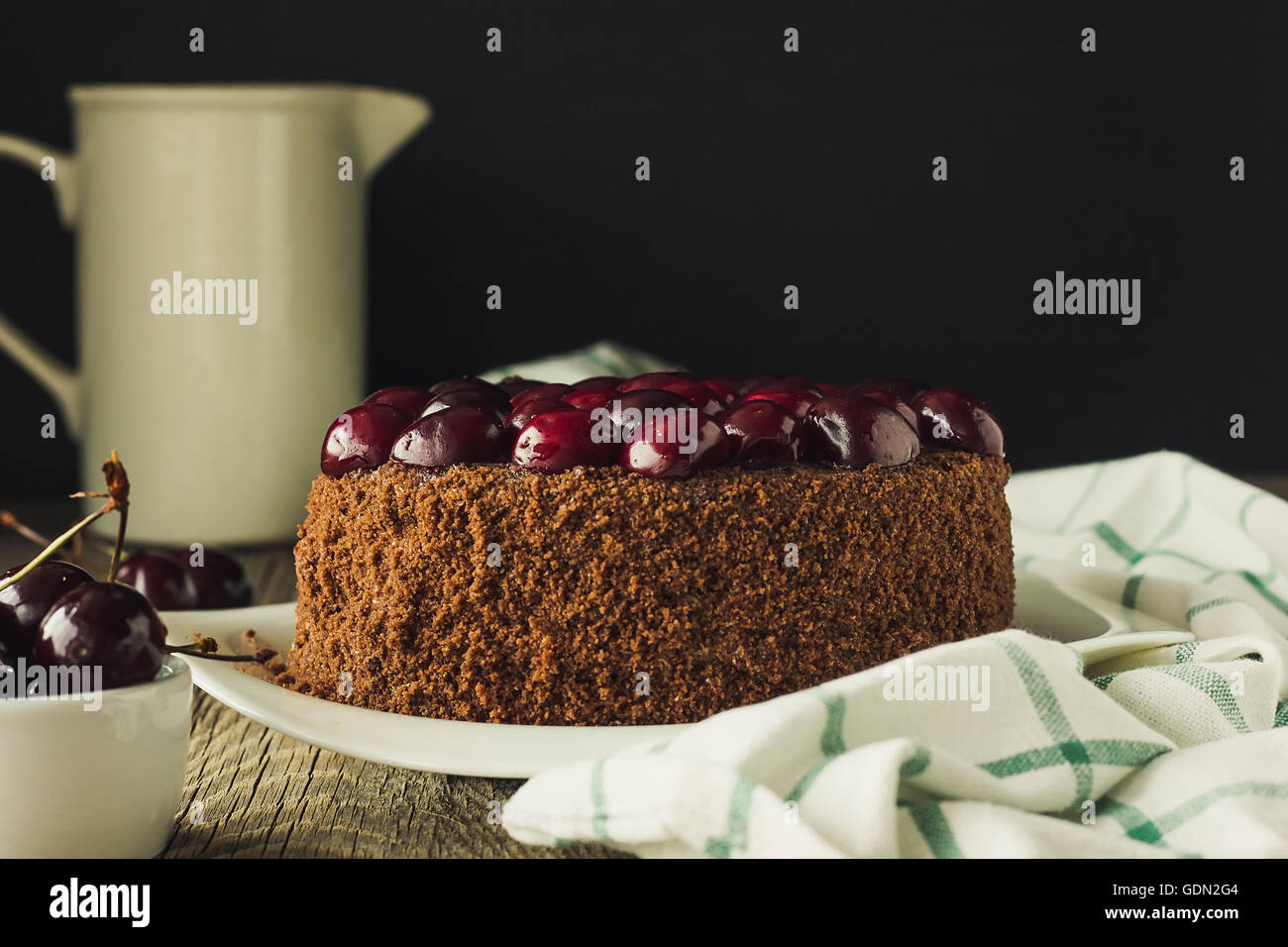 Schokoladenkuchen mit Schwarzkirsche selektiven Fokus gefiltert Stockfoto