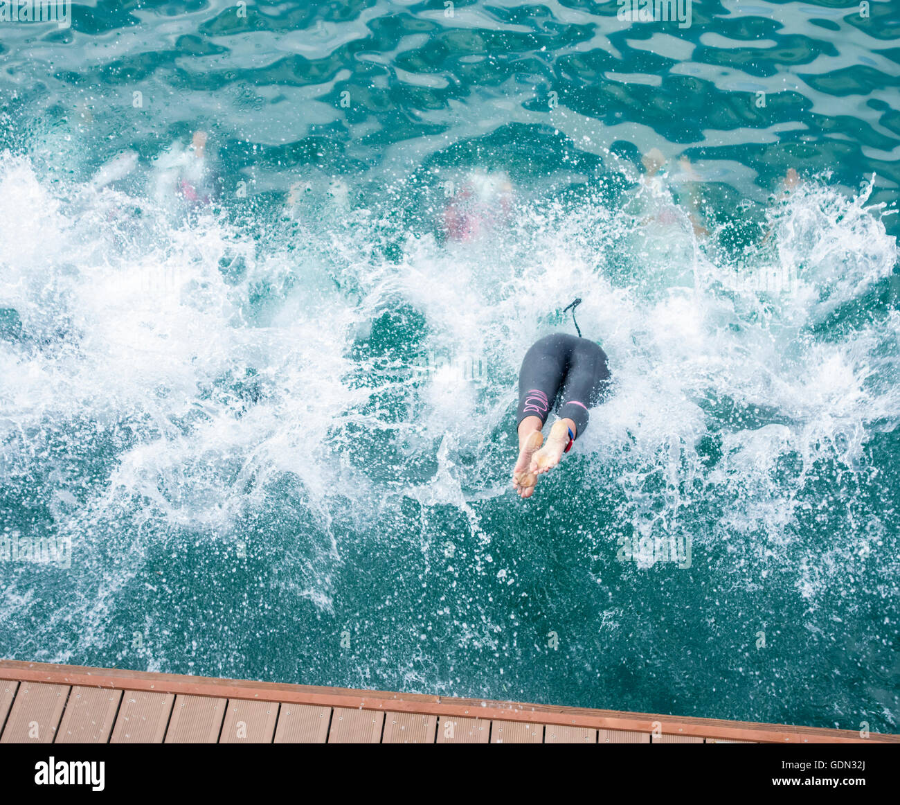 Triathletinnen Tauchen in Meer zu Beginn der Triathlon-Rennen. Stockfoto