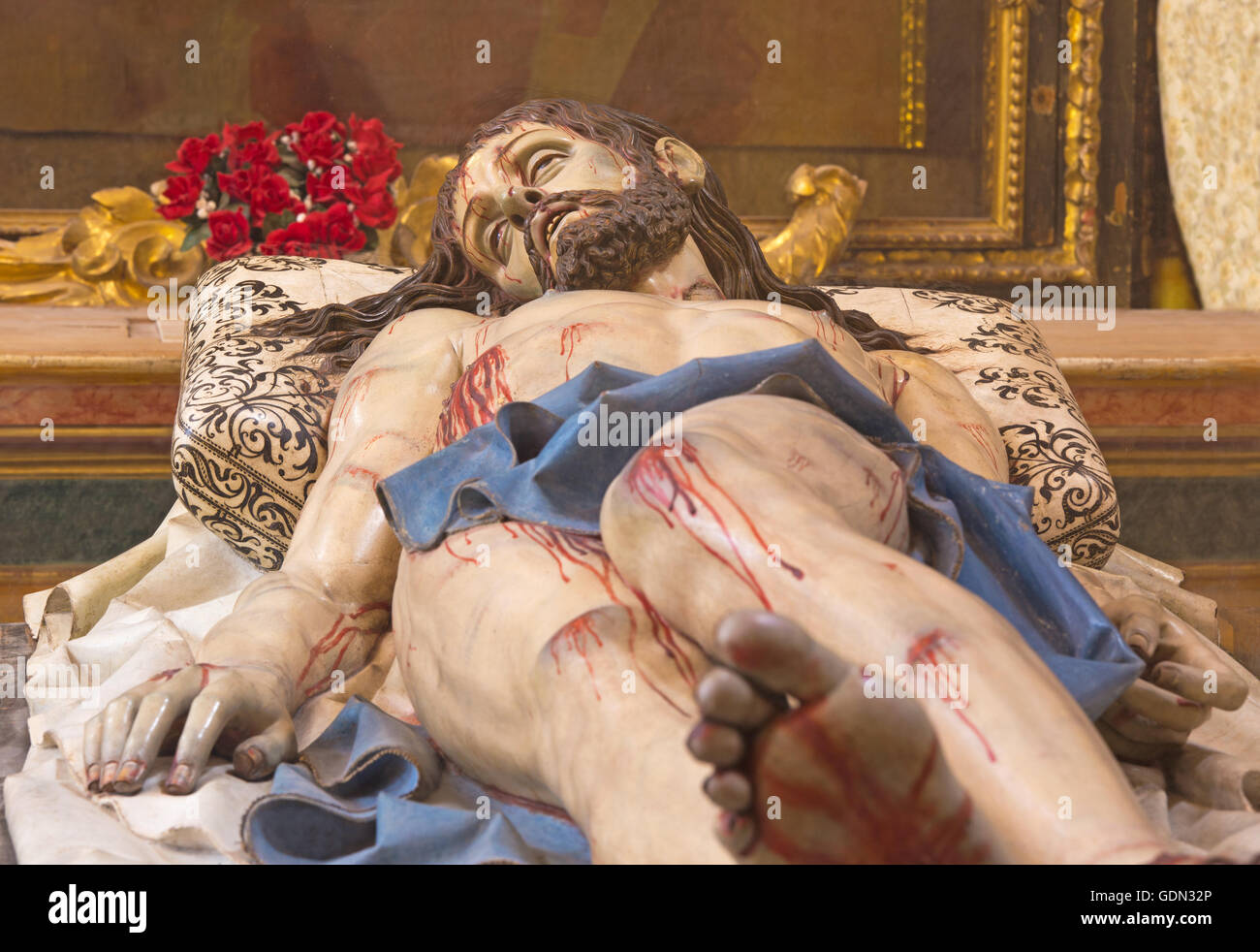 SEGOVIA, Spanien, APRIL - 14, 2016: Die geschnitzte Statue des Todes Christus im Grab "Cristo Yacente" von Gregorio Fernandez Stockfoto