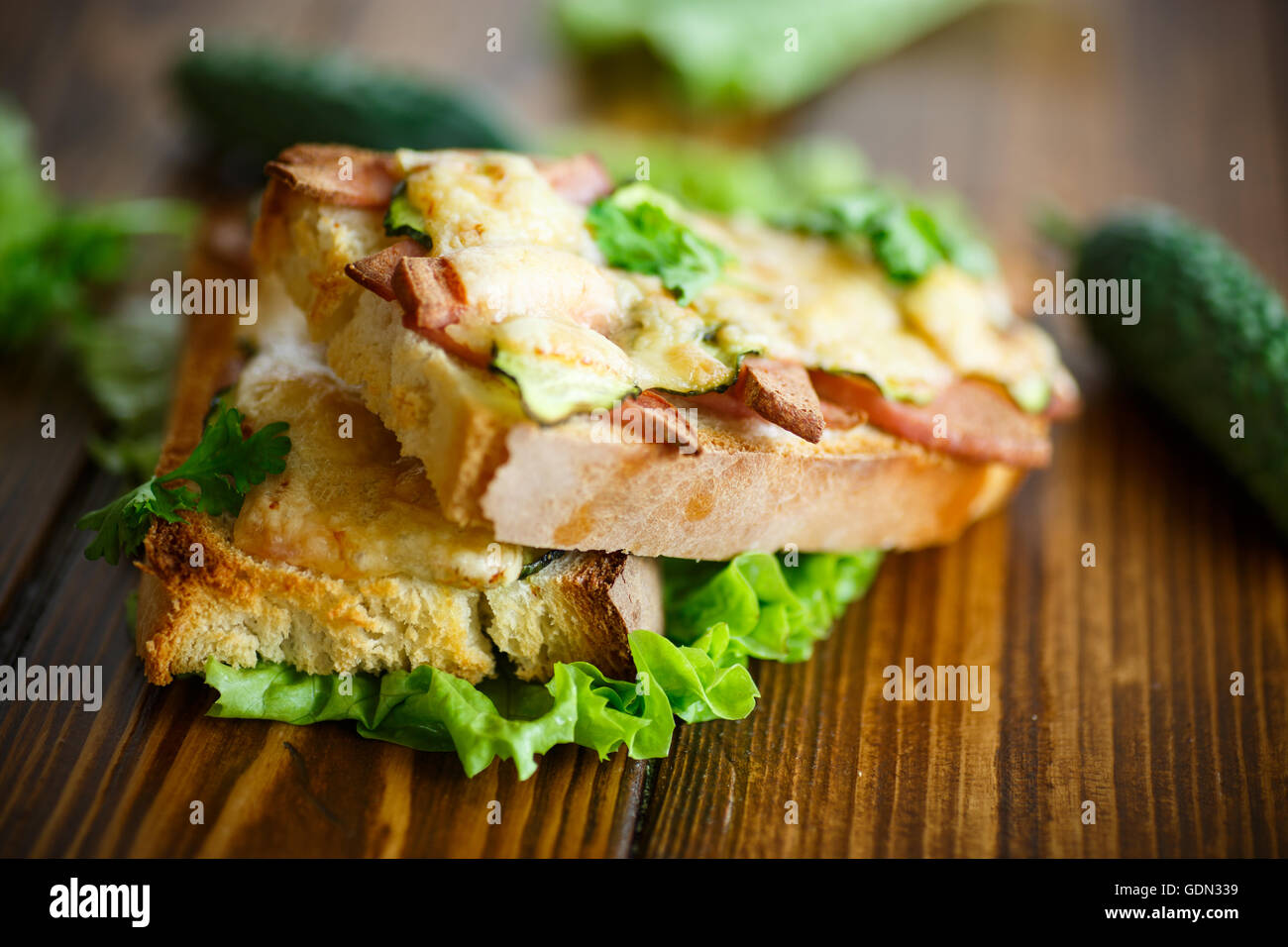 Toastbrot mit käse -Fotos und -Bildmaterial in hoher Auflösung - Seite ...