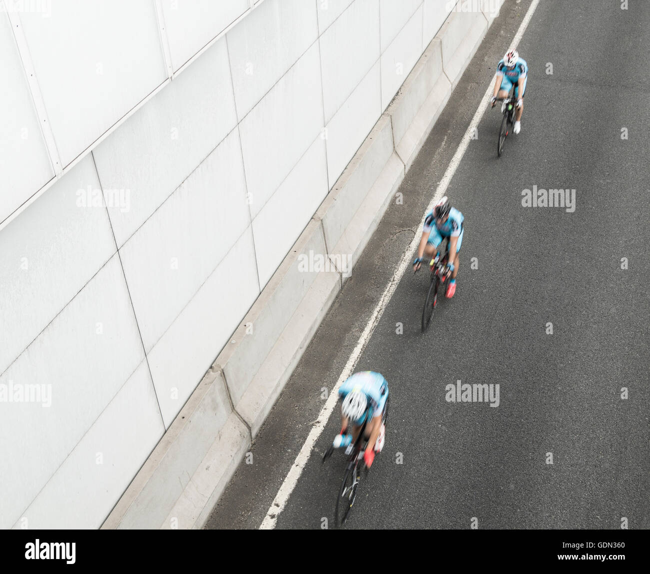 Draufsicht auf drei Radfahrer City Centre-Tunnel zu betreten. Stockfoto