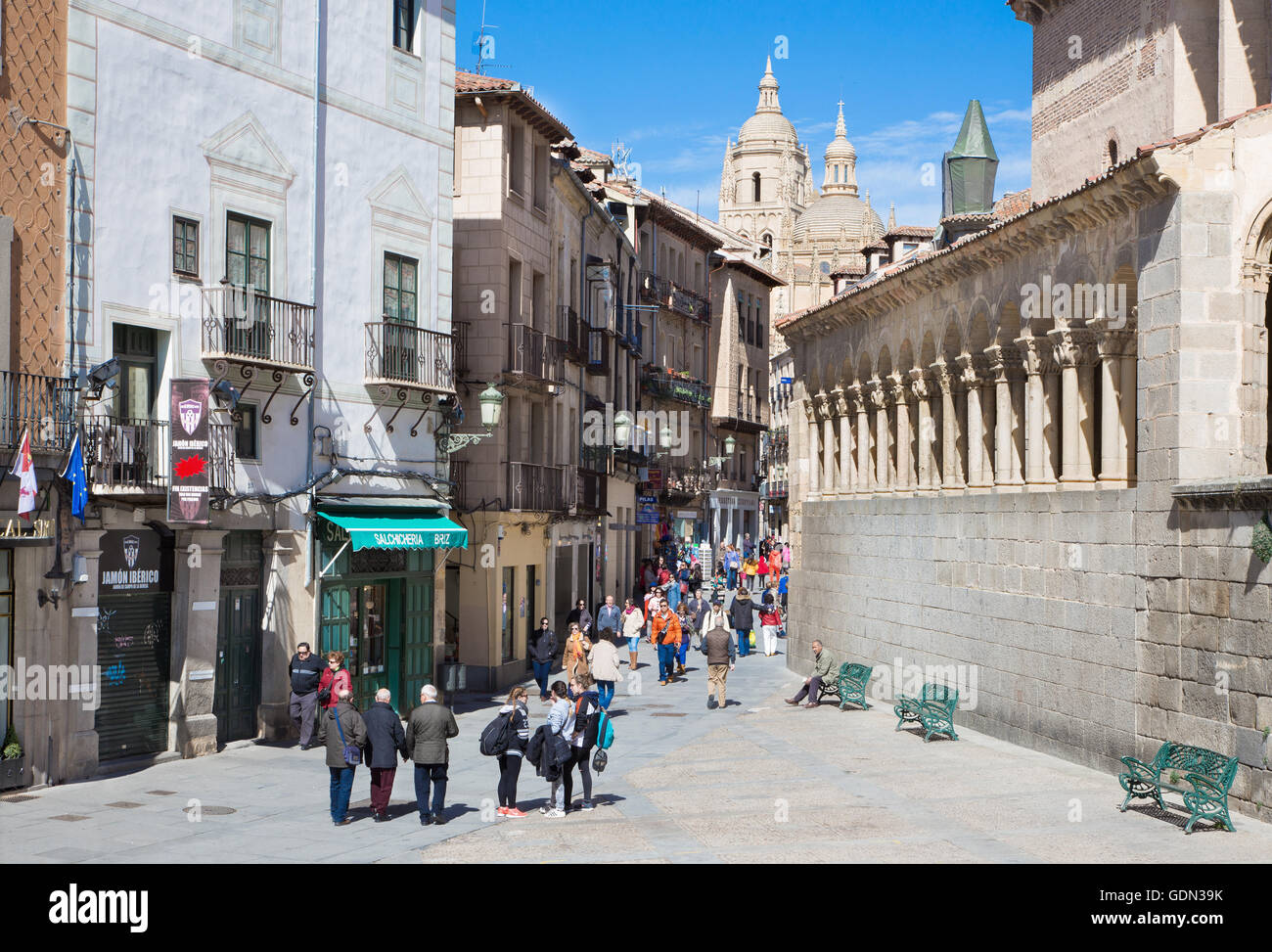 SEGOVIA, Spanien, APRIL - 15, 2016: Calle Juan Bravo Street und der Kathedrale im Hintergrund. Stockfoto