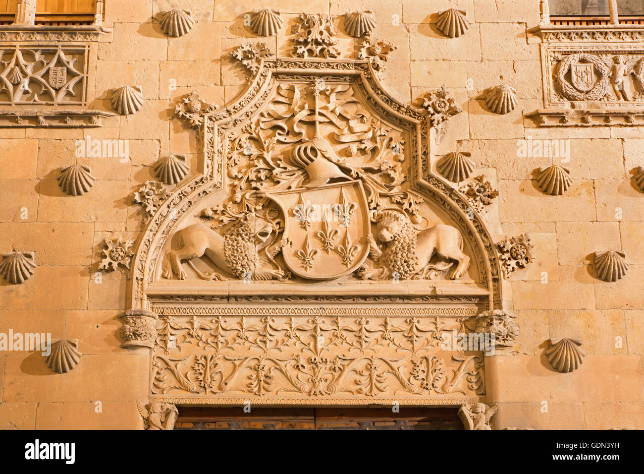 SALAMANCA, Spanien, APRIL - 16, 2016: Detail des Portals der Casa de Las Conchas - Haus der Muscheln. Stockfoto
