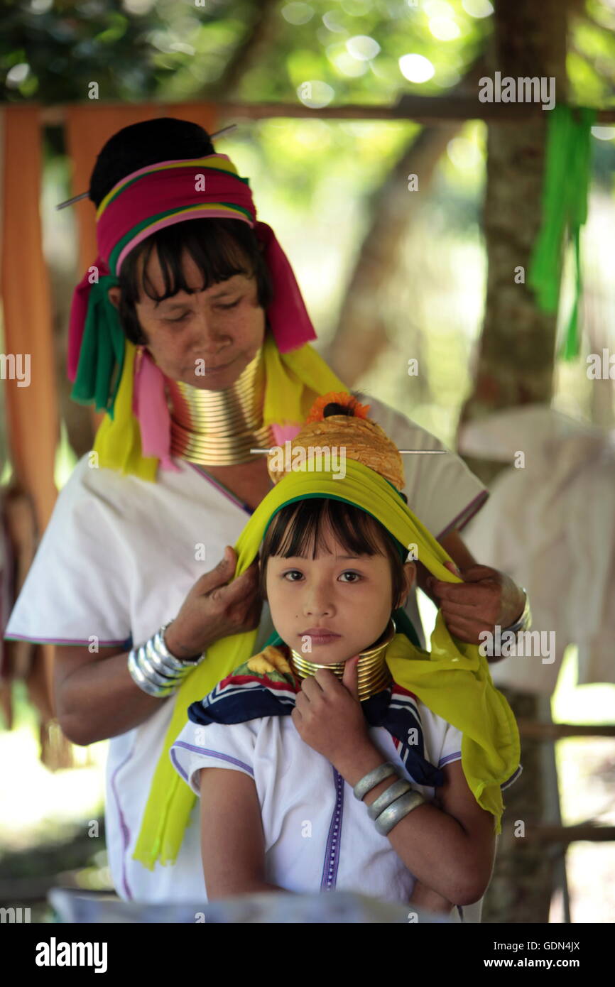 eine traditionelle Longneck-Frauen der Paudang Minderheit aus Burma in einem Dorf nördlich von Chiang Mai im Norden von Thailand in So Stockfoto