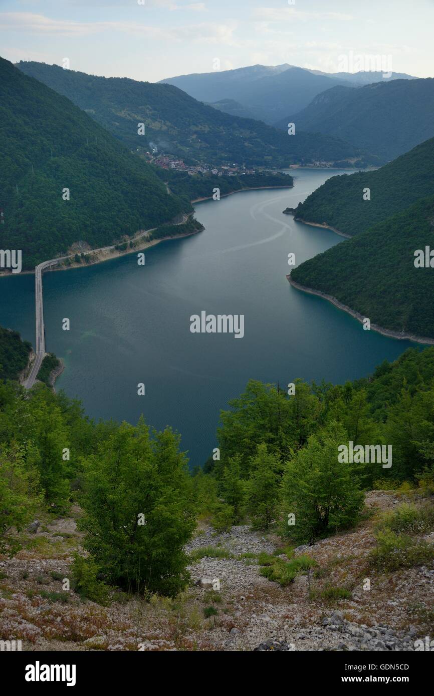 Überblick über See Piva in Piva Canyon und Pluzine entfernt, Montenegro, Juli. Stockfoto