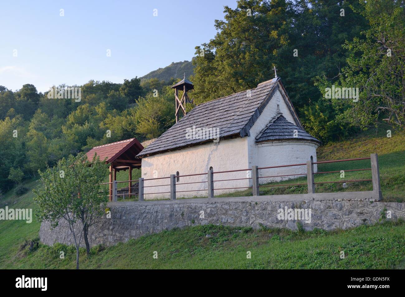 Stara Pavoslavna Kapelle in der Nähe von Mjesaji Dorf in Sutjeska Nationalpark bei Sonnenuntergang, Tjentiste, Bosnien und Herzegowina, Juli. Stockfoto