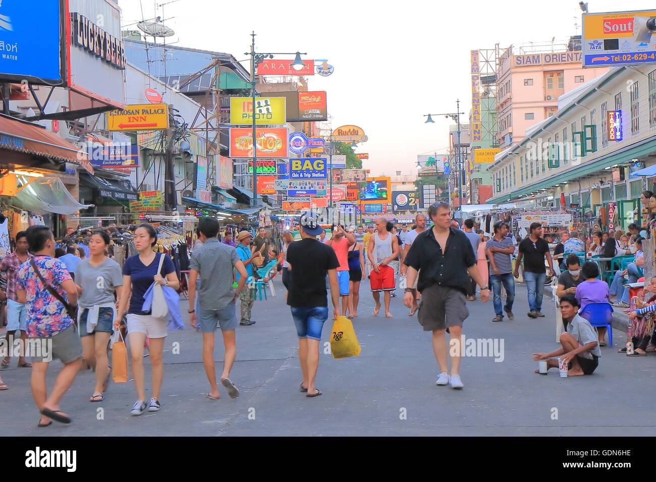 Khaosan Road in Bangkok Thailand gebucht. Stockfoto