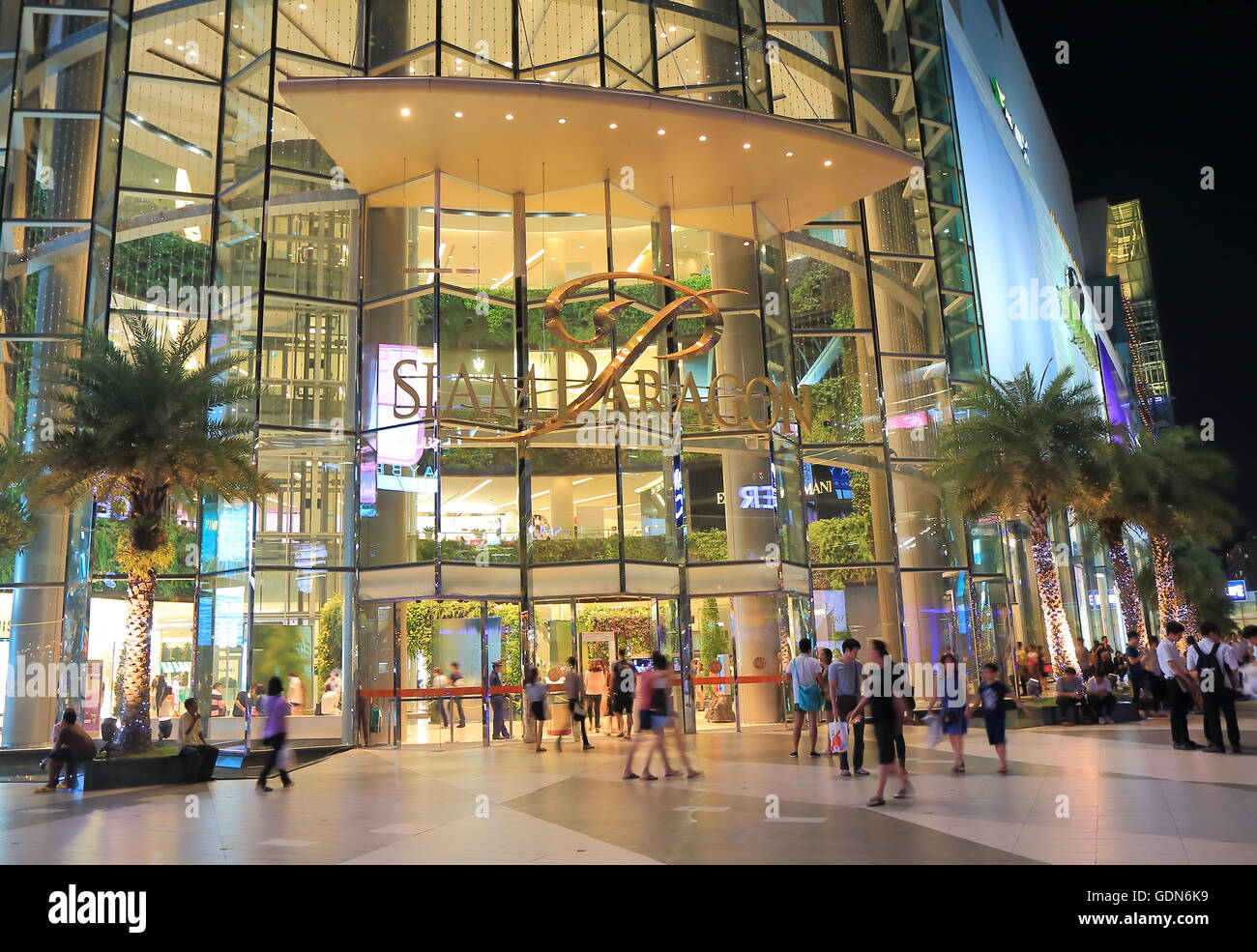 Menschen besuchen Siam Paragon in Bangkok Thailand. Stockfoto