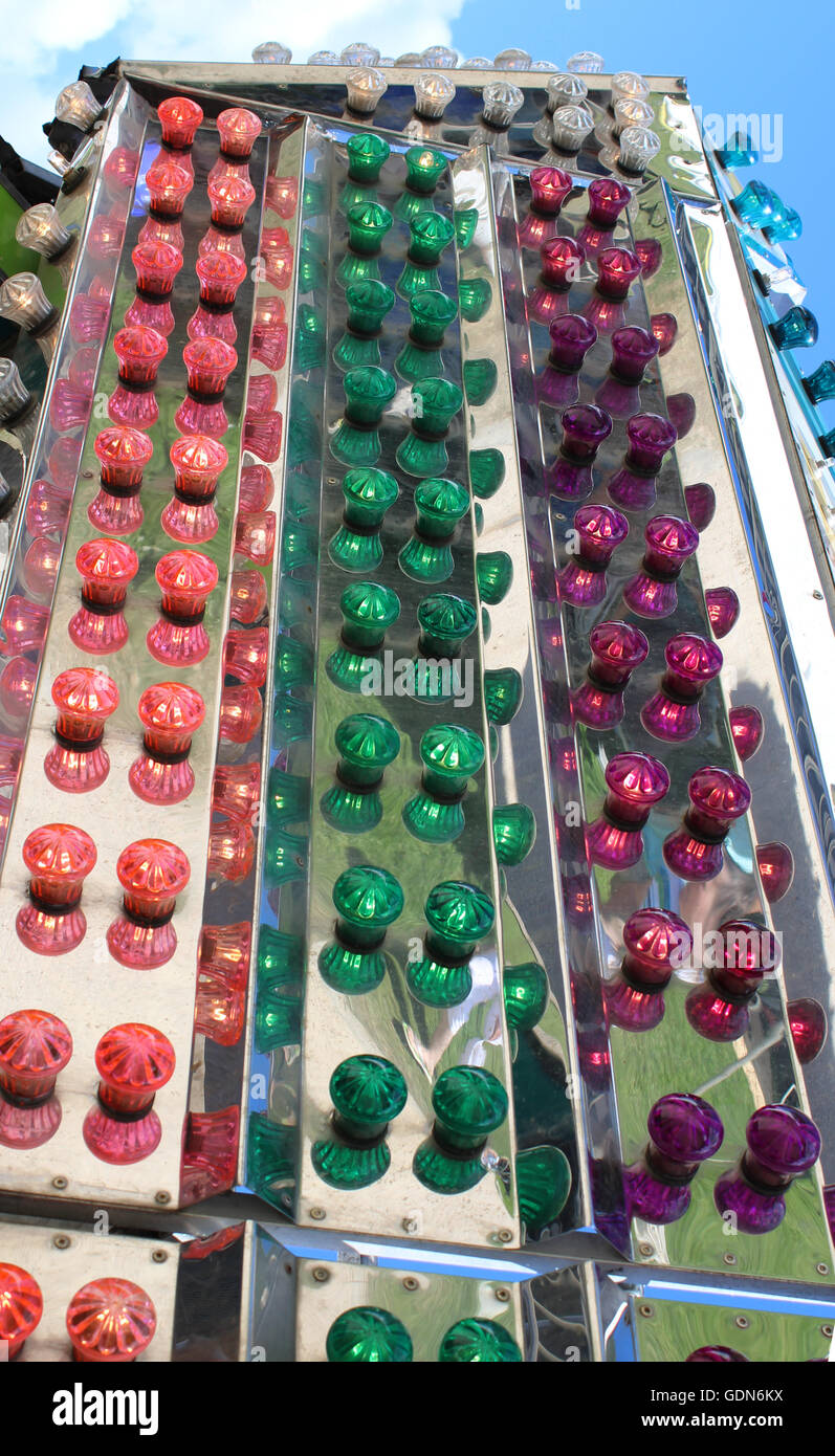 60er Jahre Stil Karneval Licht während des Tages Stockfoto