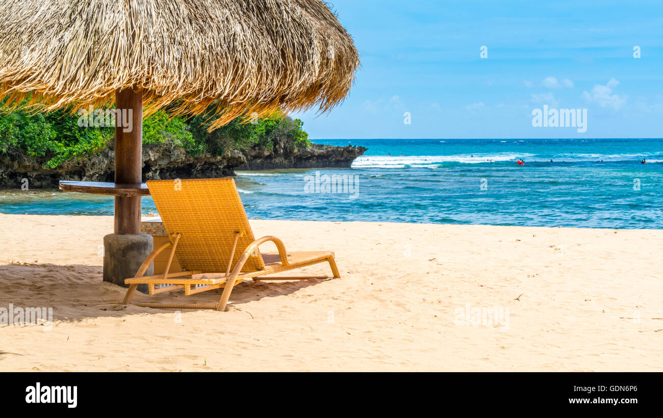 Ein schöner Strand-Szene mit Sonnenschirm und Stühlen auf ein tropisches Paradies in Bali Stockfoto