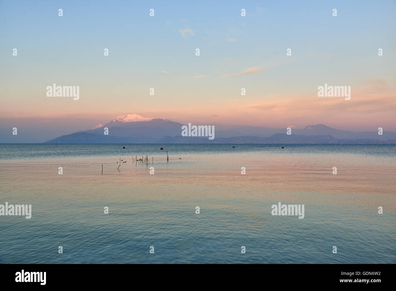 Landschaft des Gardasees, Ansicht von Sirmione in Lombardei, Italien. Stockfoto