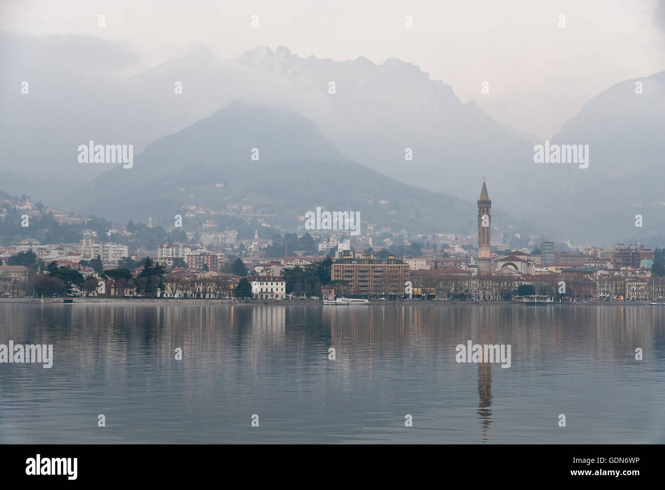 Landschaft von Lecco. Es ist die Hauptstadt der Provinz Lecco und liegt am Ende des südöstlichen Zweiges des Comer Sees. Stockfoto