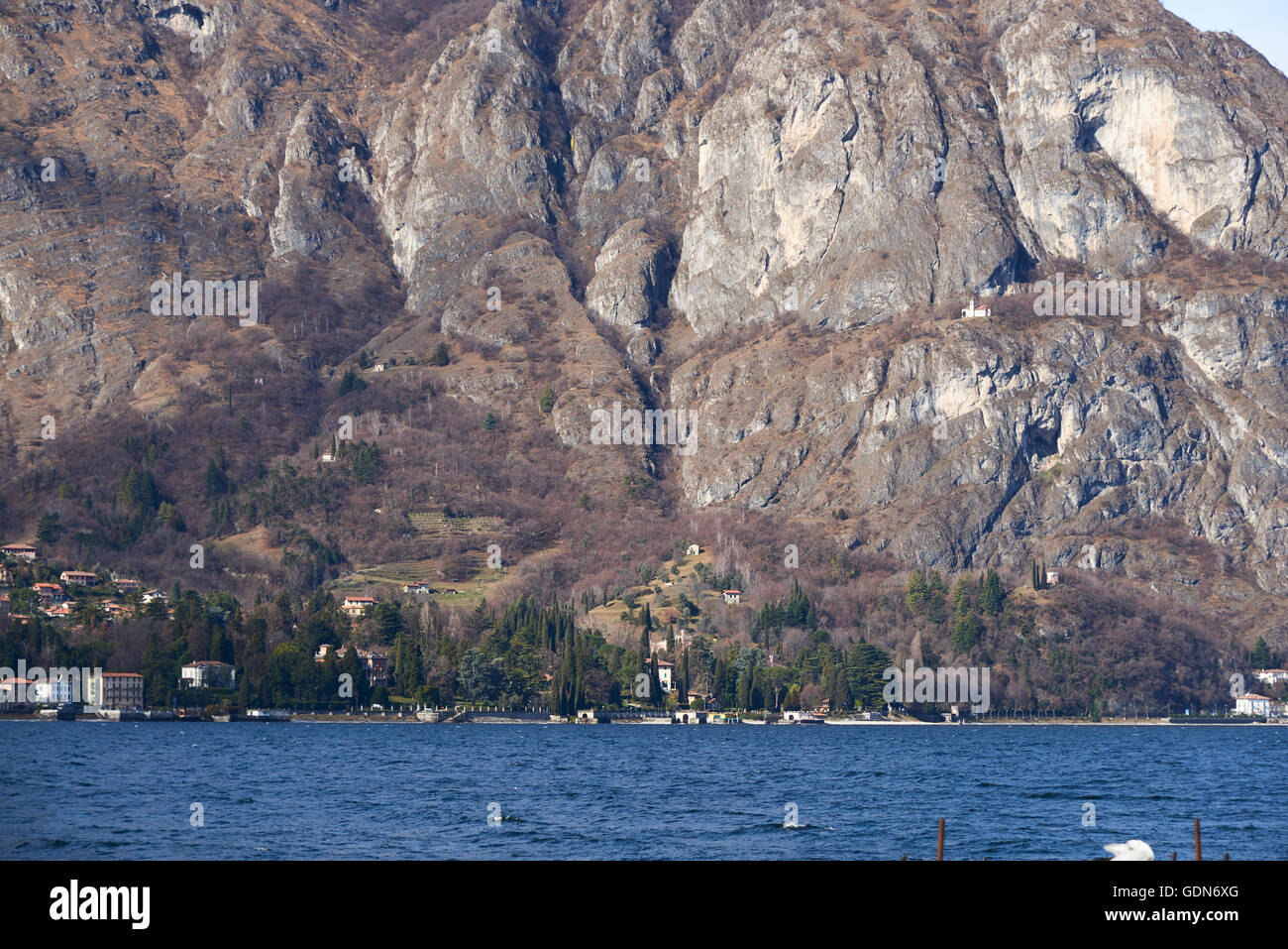 Küste des Comer Sees, ist ein See der glazialen Ursprungs und eine sehr beliebte Touristenattraktion in der Lombardei, Italien. Stockfoto