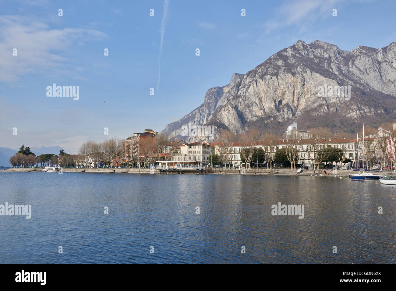 Landschaft von Lecco. Es ist die Hauptstadt der Provinz Lecco und liegt am Ende des südöstlichen Zweiges des Comer Sees. Stockfoto