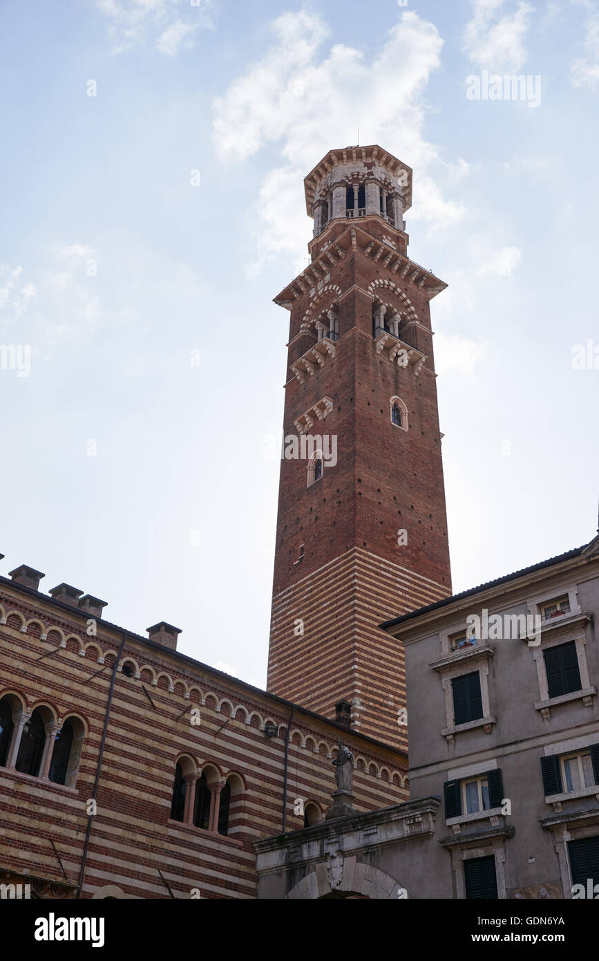 Torre dei Lamberti, einen 84 m hohen Turm in Verona, Norditalien. Es liegt in der Nähe der Piazza Delle Erbe. Stockfoto