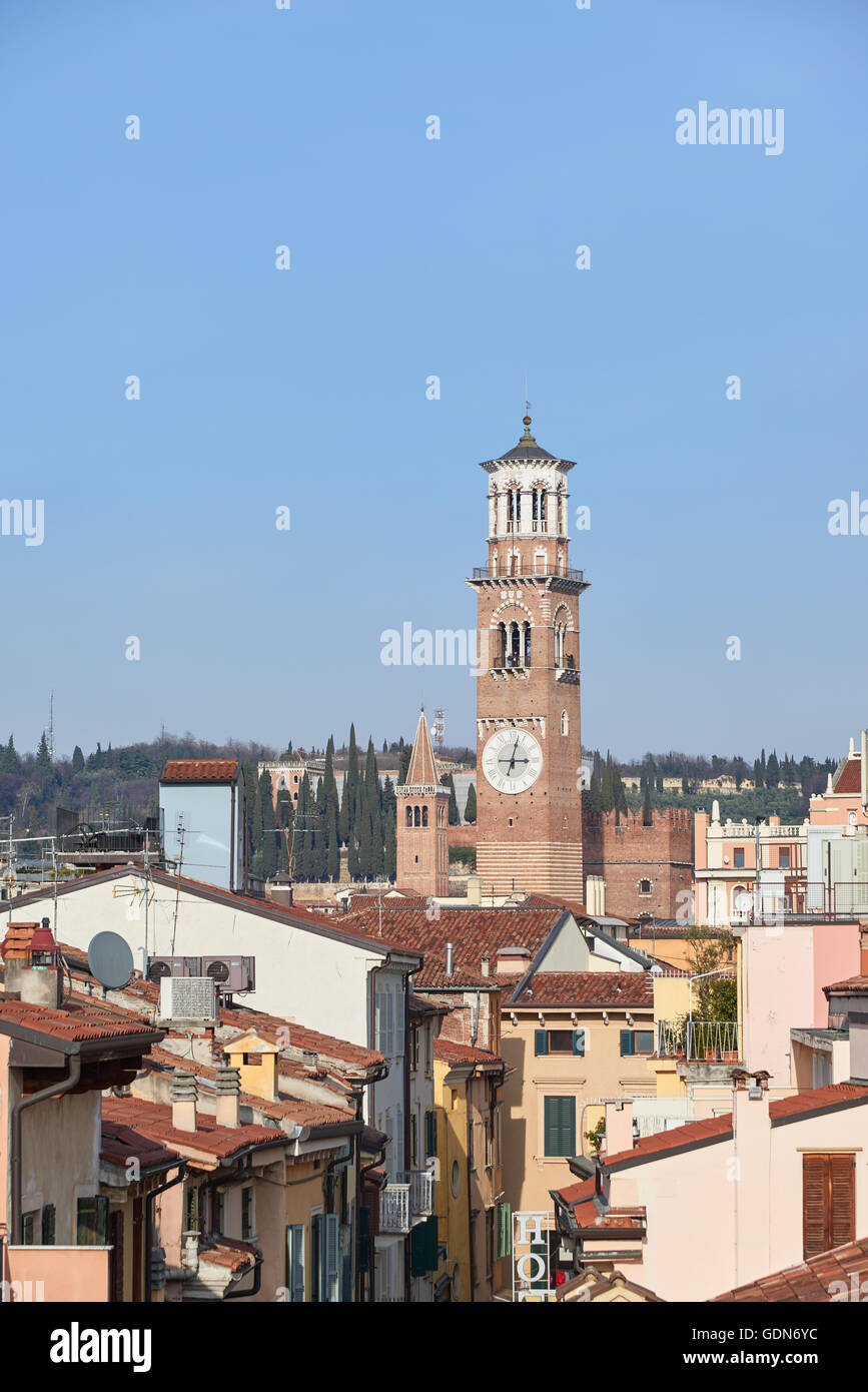 Torre dei Lamberti, einen 84 m hohen Turm in Verona, Norditalien. Es liegt in der Nähe der Piazza Delle Erbe. Stockfoto
