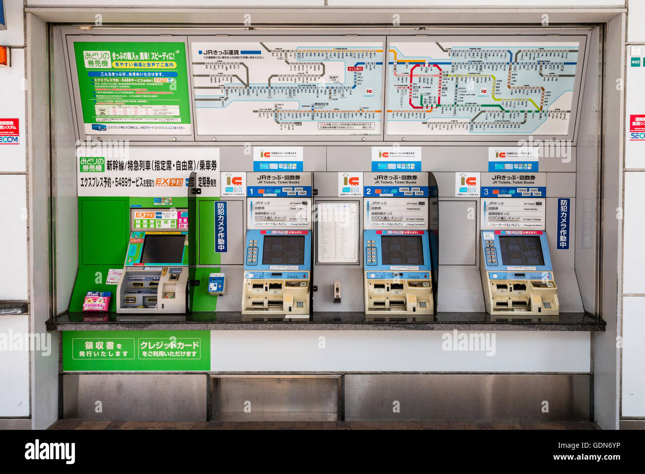 Japanische Eisenbahn, JR, Fahrkartenautomaten mit obenliegender farbcodierte Schienennetz Karte, für die Verwendung mit Geld und IC-Karte. Stockfoto