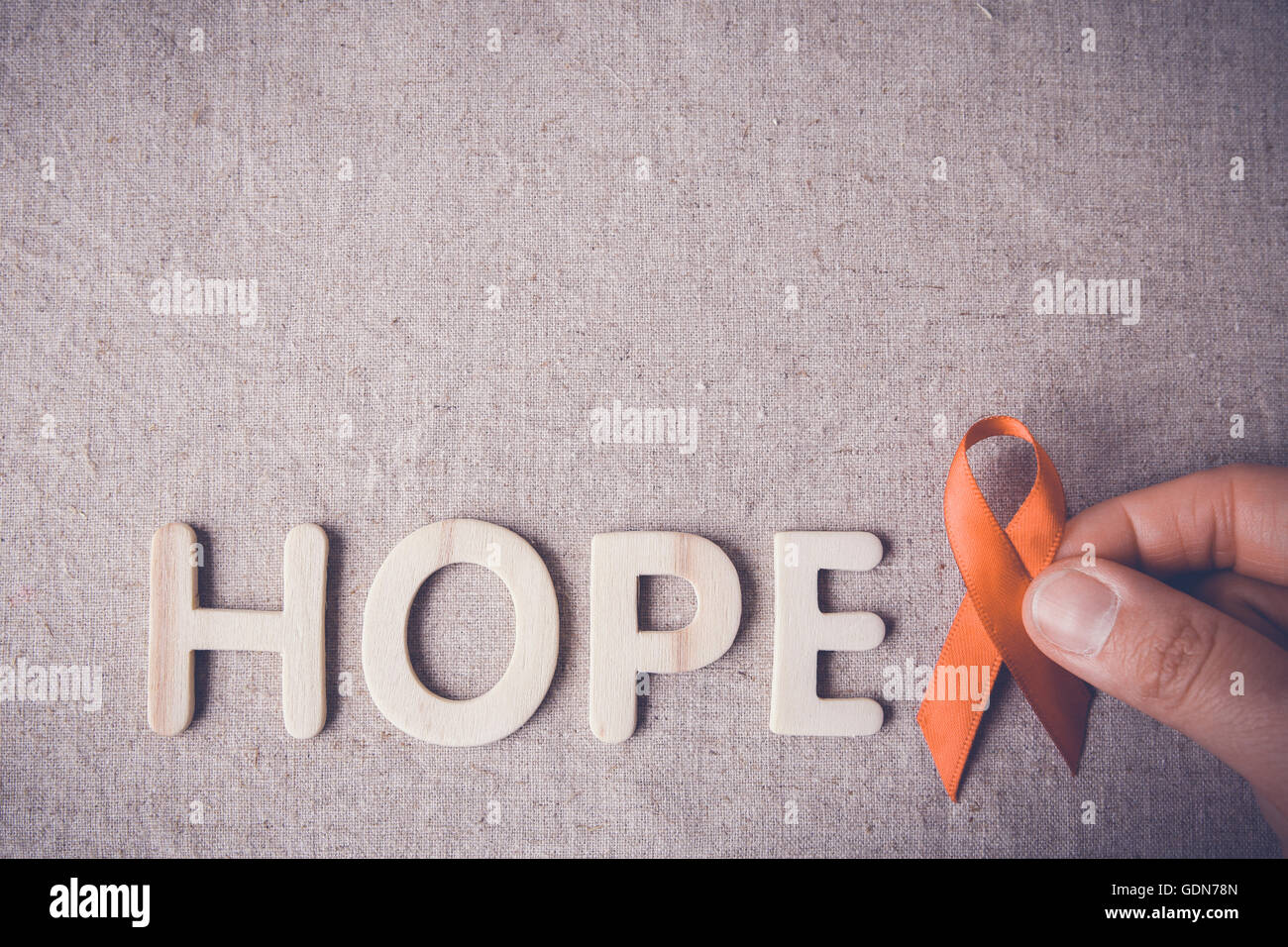 Orange Ribbon mit Hoffnung Holzbuchstaben, Muskelaufbau, Stockfoto
