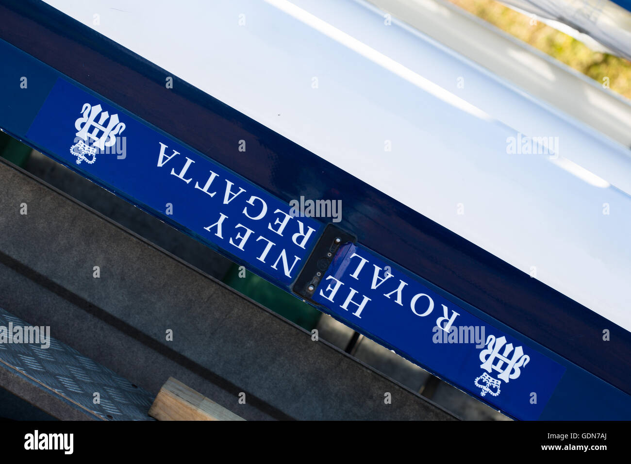 Auszug aus einer Olympischen Klasse Ruderboot mit Henley Royal Regatta Logo genommen in Durham, England. Stockfoto