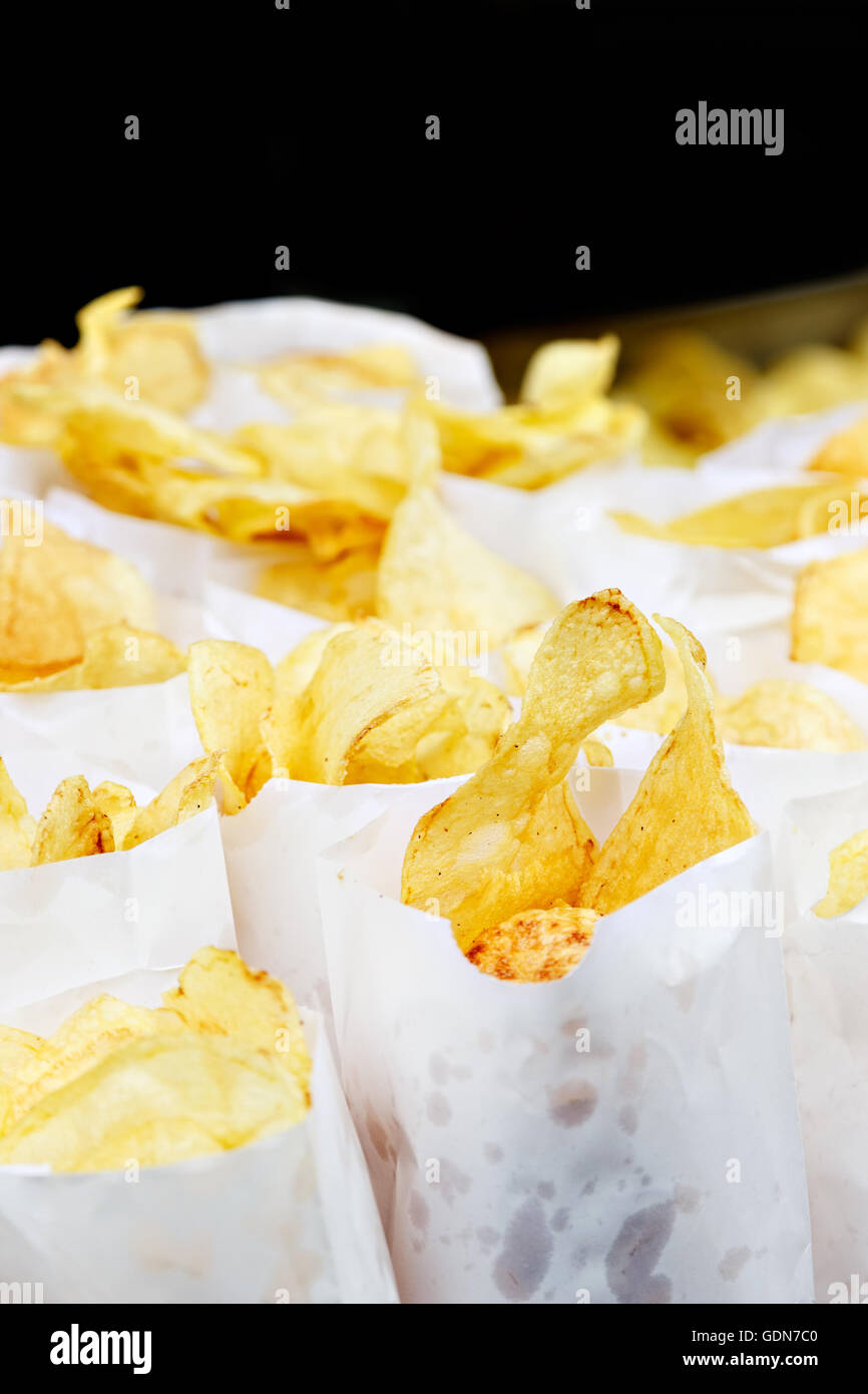 Traditionelle Kartoffel-Chips auf einem Handwerker-Markt. Vertikales Bild. Stockfoto