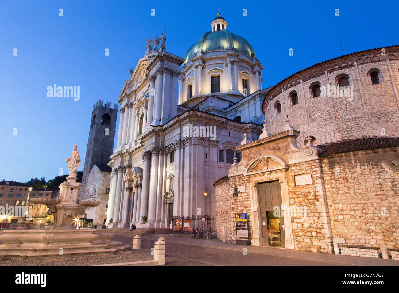 Brescia - der Dom in der Abenddämmerung (Duomo Nuovo und Duomo Vecchio). Stockfoto