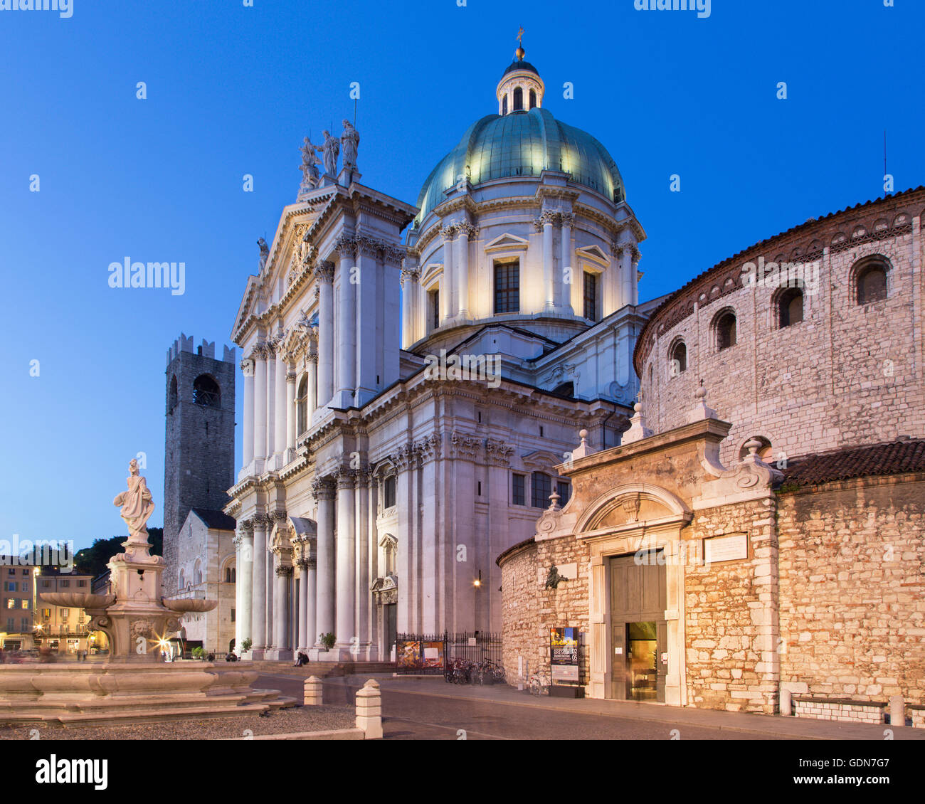 Brescia - der Dom in der Abenddämmerung (Duomo Nuovo und Duomo Vecchio). Stockfoto