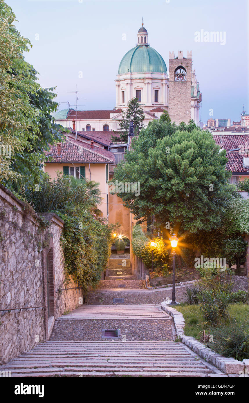 Brescia - der Dom-Kuppel über die Treppe der Altstadt in der Morgen-Dämmerung. Stockfoto
