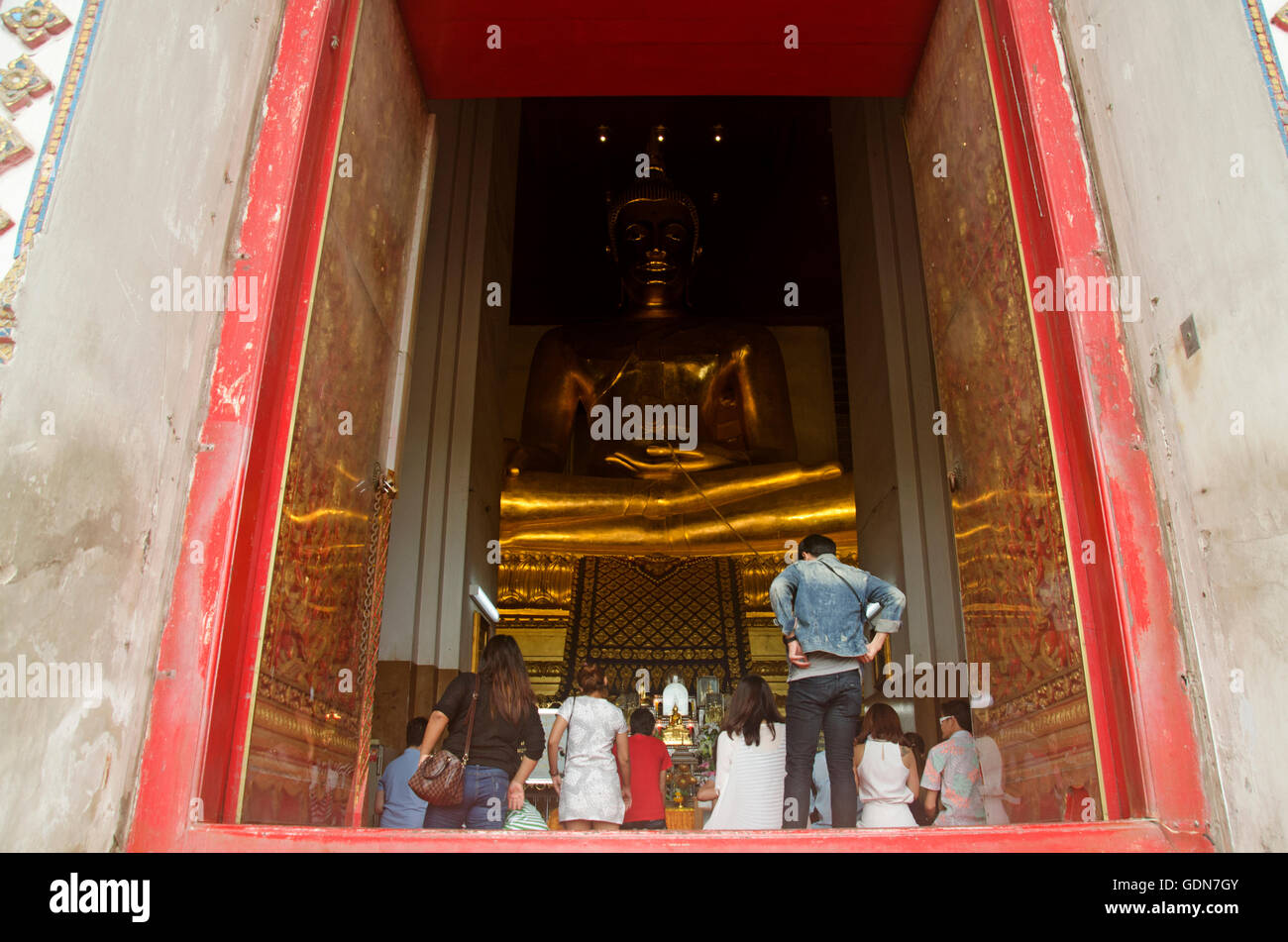 Thais beten Buddha-Statue Phra Mongkons Bophit im Viharn Pra Mongkolborpit befindet sich auf der Südseite der Wat Prasrisanpetc Stockfoto