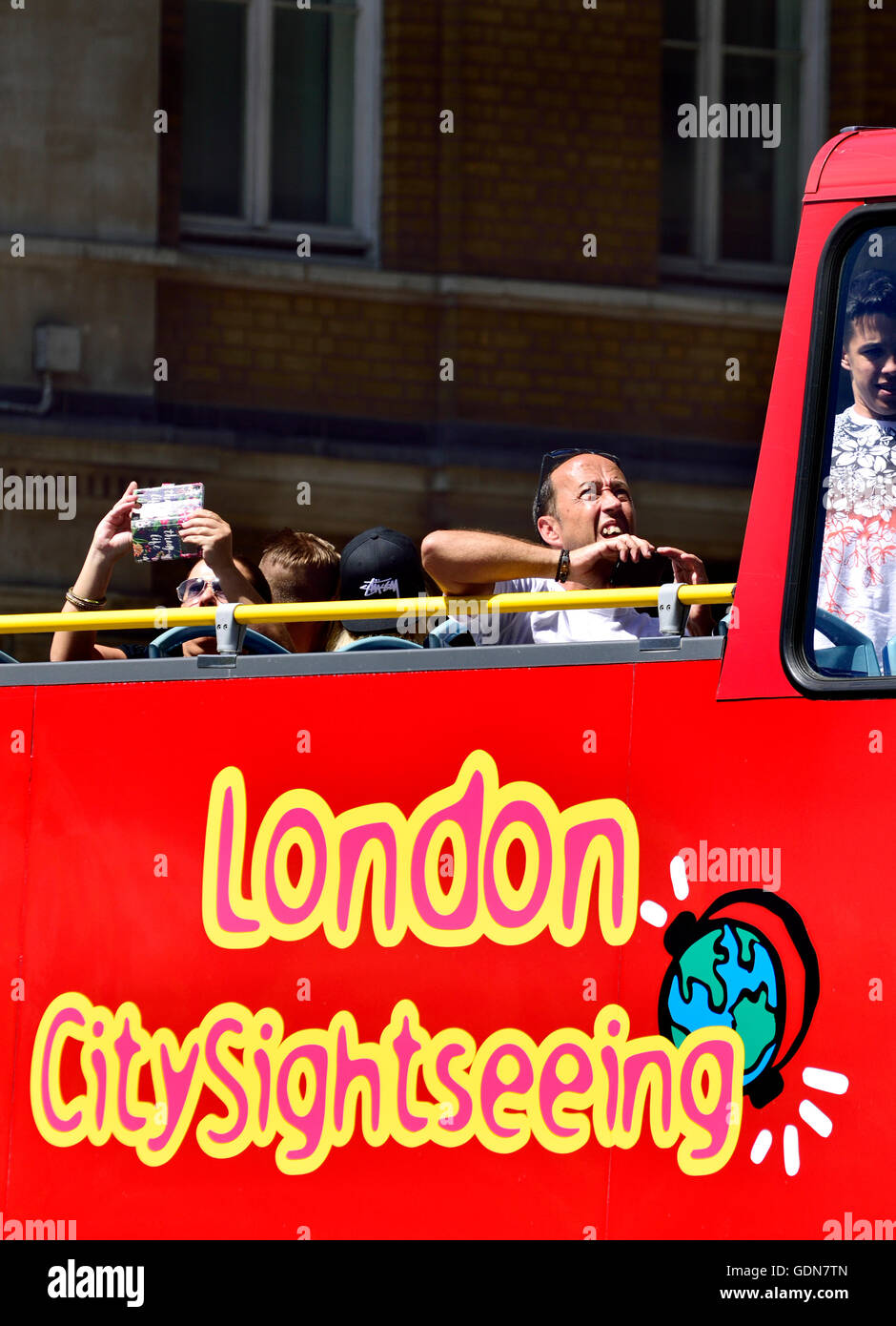 London, England, Vereinigtes Königreich. Touristen auf der obersten Etage eines oben offenen Sightseeing-Bus Stockfoto