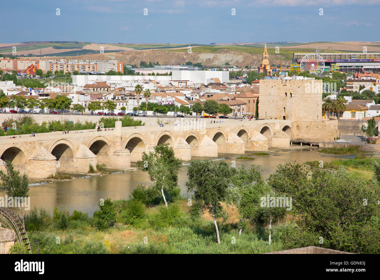 CORDOBA, Spanien - 26. Mai 2015: Die römische Brücke und Torre de Calahorra. Stockfoto